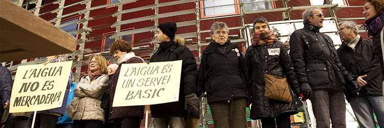 Veïnat amb pancartes sobre l'aigua|logo FAVT