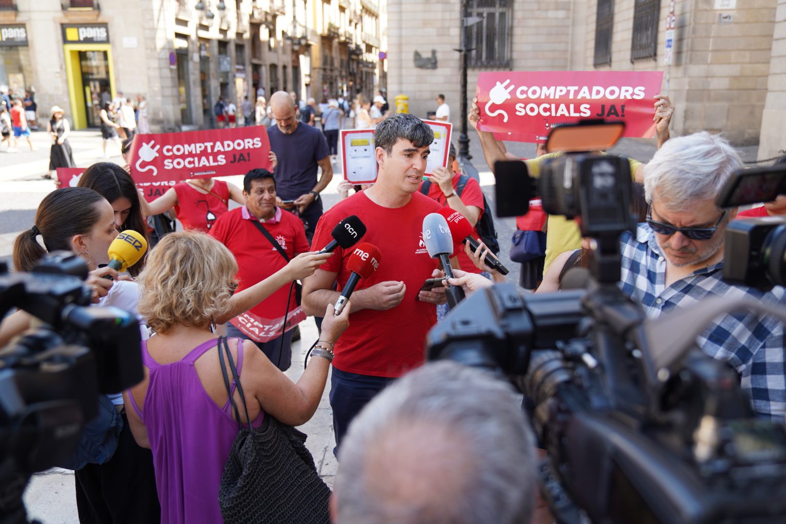 La CONFAVC amb més de 50 entitats, reclama a la Generalitat que desbloquegi la instal·lació de comptadors socials